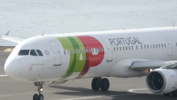 Samolot zaczyna startować. Airbus TAP Portugal na lotnisku Funchal 4K. — Wideo stockowe