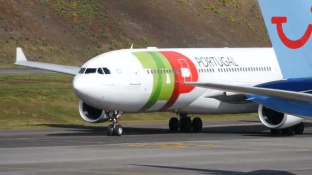 葡萄牙航空公司在马德拉机场4K的A330出租车 — 图库视频影像