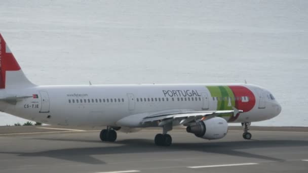 マデイラ4Kから離陸するTAP Air Portugalのエアバス — ストック動画