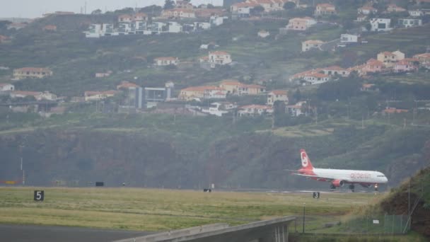 Airbus A 321 of Air Berlin taksi Madeiran lentokentällä miesten kanssa töissä — kuvapankkivideo