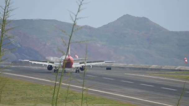 Airbus A 321 van Air Berlin Taxi op Madeira Airport met Wegenwerkers — Stockvideo