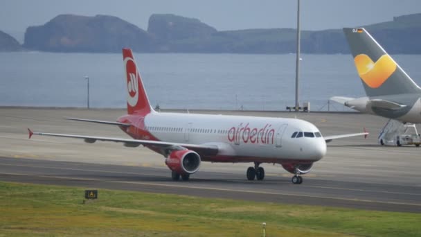 Airbus A 321 de Air Berlin Taxi on Madeira Airport with Men at Work — Vídeos de Stock