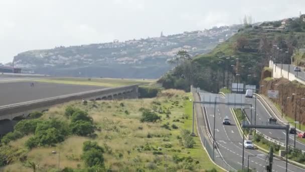 Niesamowita konstrukcja pasa startowego Madery 4K Ultra HD — Wideo stockowe