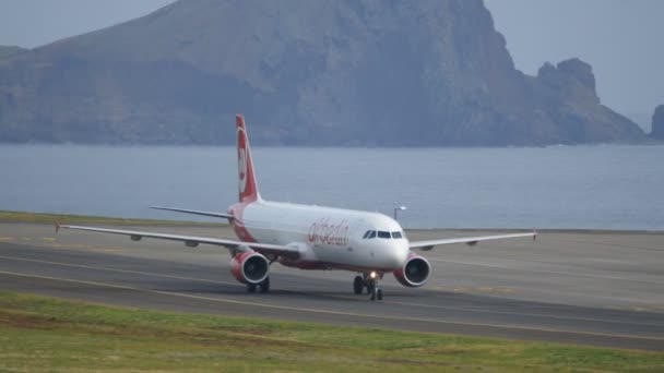 Airbus A 321 da Air Berlin Taxi no Aeroporto da Madeira com Homens no Trabalho — Vídeo de Stock