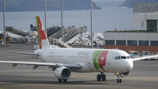 TAP Portugal Airbus A321 Taxiing en el Aeropuerto Mediera con Ocean Behind — Vídeo de stock