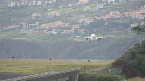 Airliner Touch Down på Madeiras flygplats med Spoilers och Inversors. — Stockvideo