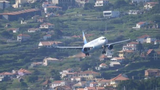 Airbus A 321 OY-VKT of Thomas Cook Discending to Madeira Airport — Stockvideo