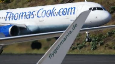 Airbus A 321 OY-VKT Thomas Cook Madeira Havaalanı 'na iniyor.