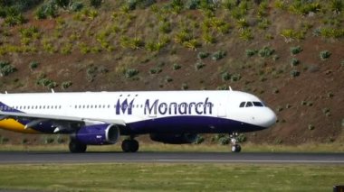 Monarch Kalkış 4k Ultra HD 'den Madeira Havaalanı Airbus A321 G-OZBH
