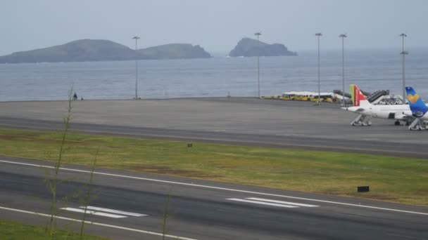 停靠在马德拉机场Fuchal 4K的民航客机 — 图库视频影像