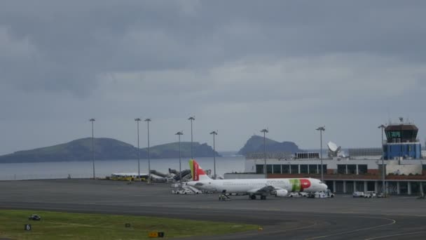 Zoom en Airliner Parcked en el aeropuerto de Madeira 4K Ultra HD — Vídeos de Stock