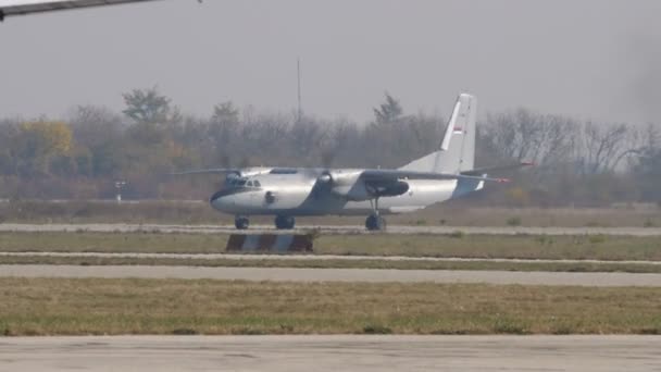 Ruský turbovrtulový letoun Antonov An-26 zachycen letounem Air Force Jet — Stock video