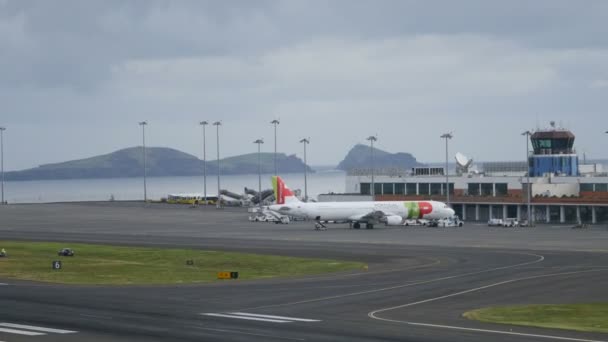 Neuvěřitelné letiště Madeira Overivew. Portugalsko Island v 4K Ultra HD Video — Stock video