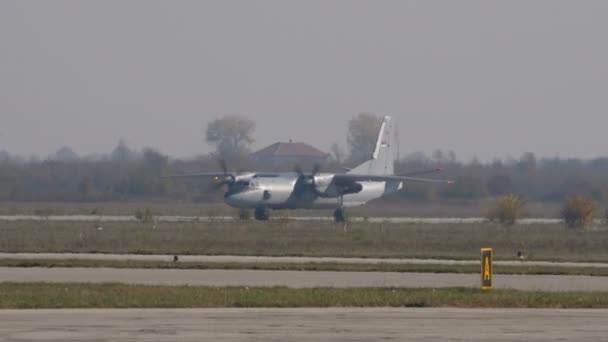 Ruský turbovrtulový letoun Antonov An-26 zachycen letounem Air Force Jet — Stock video