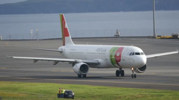 TAP Air Portugal Airways Airbus A321 CS-TJE en el aeropuerto de Taxiing Funchal — Vídeo de stock
