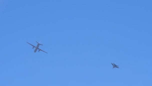 전투 항공기 MiG 29 Fulcrum Intercepts a Soviet Cargo Airplane Antonov An 26 — 비디오