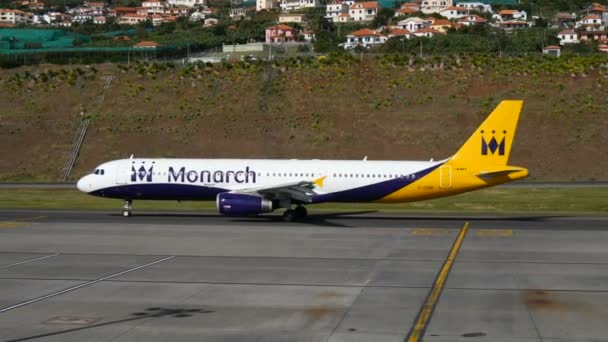 Aeropuerto de Madeira. Un Airliner Airbus A321 G-OZBH por Monarch Taxi 4K — Vídeos de Stock