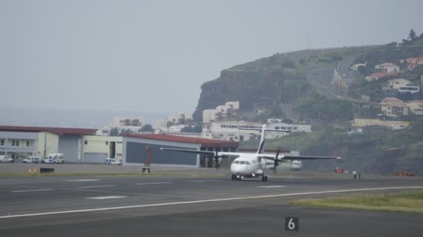 Финал ATR 42 Swiftair EC-IVP для посадки в аэропорту Мадейры Фуншал 4K UltraH — стоковое видео