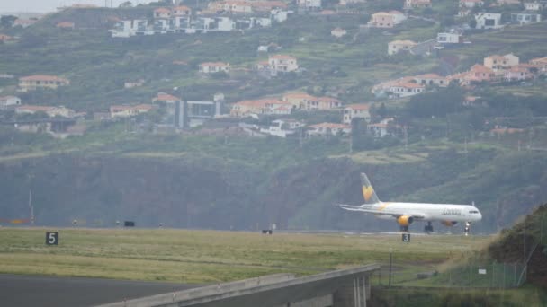 Escenario asombroso del aeropuerto de Madeira 4K con el avión Boeing B757 estacionado — Vídeos de Stock