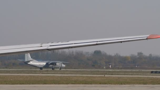 Ryssland Militära transportflygplan i Serbien Flygvapnet Antonov An-26 Takeoff — Stockvideo