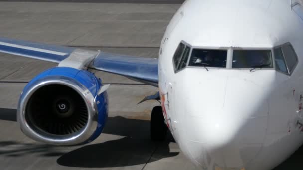 Letecké motory zastavit po parkování. Boeing 737 na letišti Madeira 4K — Stock video