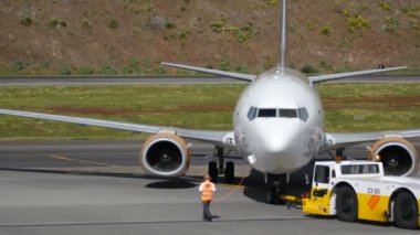 Traktör tarafından çekilen bir uçak. Boeing B737 Madeira Havaalanı Ultra HD 4K.