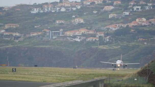 Airbus A 321 van Air Berlin Taxi op Madeira Airport met Wegenwerkers — Stockvideo