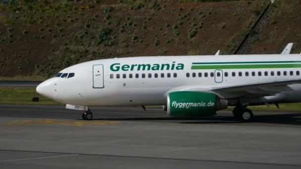 Аэропорт Фуншала. Boeing 737-75B D-AGEU нового поколения от Germania Air Lines — стоковое видео