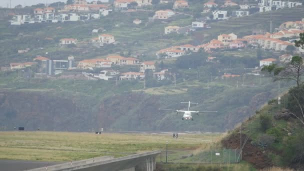 ATR 42 Swiftair EG-IVP Final voor de landing op Madeira Funchal Airport 4K UltraH — Stockvideo