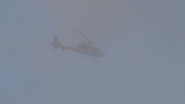 Hava destek helikopterini kapatın. Soko Ceylanı dışarıda askerlerle uçuyor.