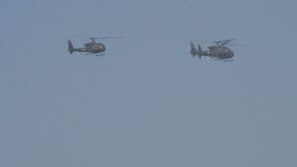 Serbiska Gazelle militära Fenestron helikopter som används i jugoslaviska och Kosovo krig. — Stockvideo