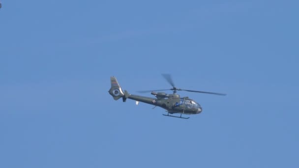 Aerospatiale Gazelle un elicottero militare con coda Fenestron dell'esercito serbo — Video Stock