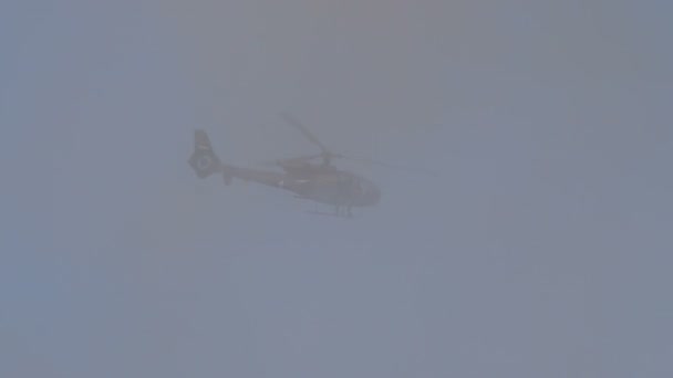 Fechar helicóptero de apoio aéreo Aerospatiale Soko Gazelle voar com soldado fora — Vídeo de Stock