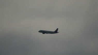 Bulutlu Gökyüzünde Ailiner Uçuşu. Boeing B-757 Madeira Havaalanı 'nda Condor' dan.