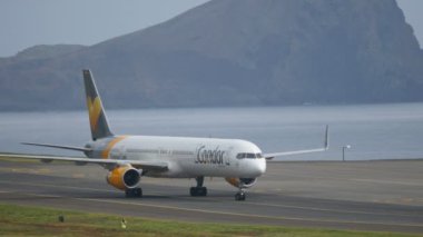 Boeing B757 Ticari Uçak 4K 'da Madeira Havaalanı' na döndü.