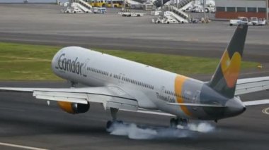 Boeing B 757 İniş ve Madeira Havaalanı 4K 'da çok sayıda İniş Duman.