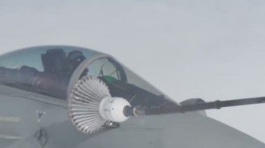 Askeri Jet uçağının yakın çekimi Air to Air to Flight Refuel Basket 'e takıldı