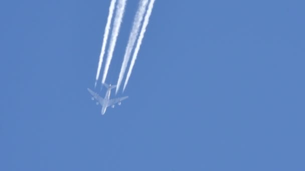Contrails van een vliegtuig met vier motoren — Stockvideo