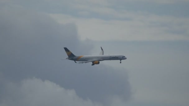 马德拉机场4K D-ABOJ的Condor Airways大型客机波音757 — 图库视频影像