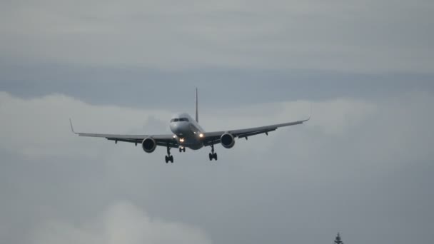 Boeing 757 uçağının Madeira 4K 'da İniş Gear' ı ile yakınlaşması. — Stok video