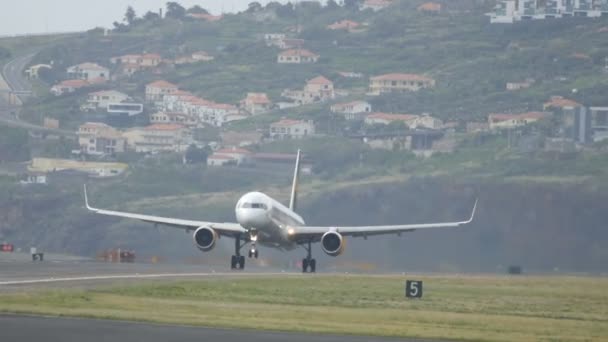 Jet Airplane rotası ve kalkış. Boeing 757 4K UHD Madeira Havaalanı — Stok video