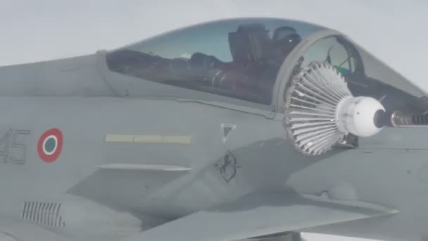 Closeup van Militaire Jet Vliegtuigen aangesloten de Air to Air in Flight Refuel Basket — Stockvideo