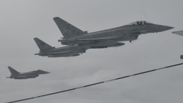 กองทัพเครื่องบินรบเครื่องบินเจ็ทการก่อตัว Eurofighter อากาศไปสู่อากาศในเที่ยวบิน — วีดีโอสต็อก