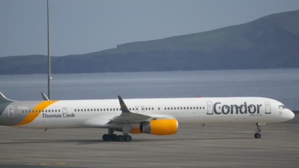 Boeing 757-300 Paragem e Parque na Madeira. Vídeo UltraHD Airliner 4K — Vídeo de Stock