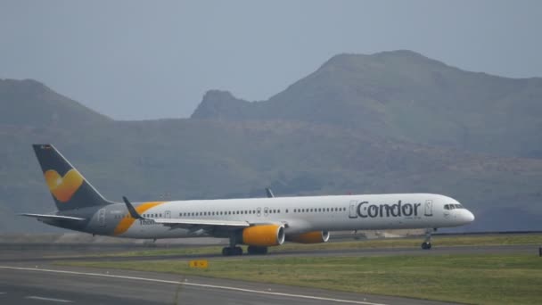 Boeing B757 Big Passenger Airliner Taxiing na letišti Madeira 4K — Stock video