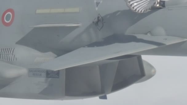 Closeup van Militaire Jet Vliegtuigen aangesloten de Air to Air in Flight Refuel Basket — Stockvideo