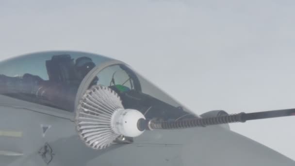 Detailní záběr vojenského tryskového letadla připojeného k letadlu v koši na doplňování paliva — Stock video