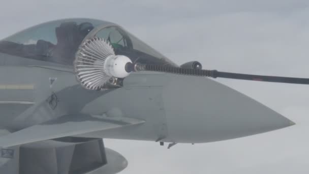 Detailní záběr vojenského tryskového letadla připojeného k letadlu v koši na doplňování paliva — Stock video
