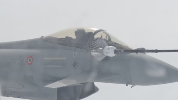 Militaire gevechtsvliegtuigen Vorming Eurofighter Air naar lucht in vlucht — Stockvideo