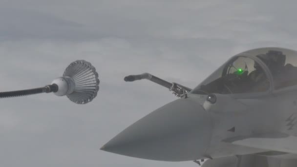 Eurofighter Typhoon csatlakozik a levegő-levegő feltöltő kosár — Stock videók